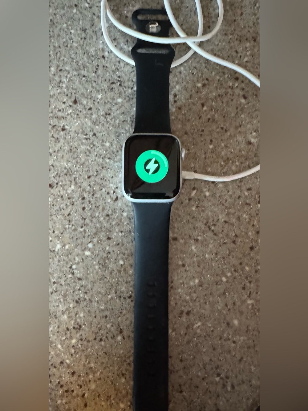 Apple Watch SE 40mm Aluminum Case Black with charger